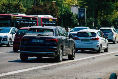Sevilla İspanya 28 Eylül 2021 Sevilla caddelerinde trafik sıkışıklığı, sembolik bir şehir ve Endülüs Bölgesi 'nin başkenti, İspanya' nın güneyinde