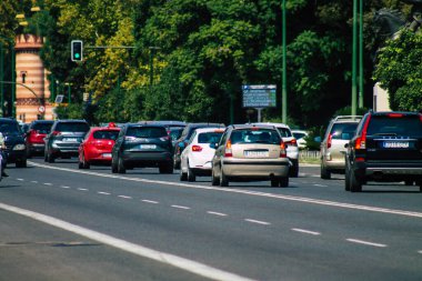 Sevilla İspanya 28 Eylül 2021 Sevilla caddelerinde trafik sıkışıklığı, sembolik bir şehir ve Endülüs Bölgesi 'nin başkenti, İspanya' nın güneyinde