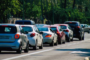Sevilla İspanya 28 Eylül 2021 Sevilla caddelerinde trafik sıkışıklığı, sembolik bir şehir ve Endülüs Bölgesi 'nin başkenti, İspanya' nın güneyinde