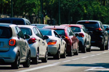 Sevilla İspanya 28 Eylül 2021 Sevilla caddelerinde trafik sıkışıklığı, sembolik bir şehir ve Endülüs Bölgesi 'nin başkenti, İspanya' nın güneyinde