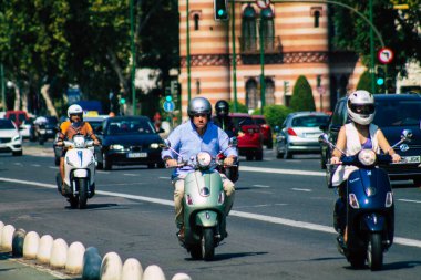 Sevilla İspanya 28 Eylül 2021 Sevilla caddelerinde trafik sıkışıklığı, sembolik bir şehir ve Endülüs Bölgesi 'nin başkenti, İspanya' nın güneyinde