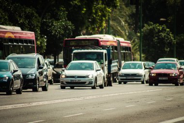 Sevilla İspanya 28 Eylül 2021 Sevilla caddelerinde trafik sıkışıklığı, sembolik bir şehir ve Endülüs Bölgesi 'nin başkenti, İspanya' nın güneyinde