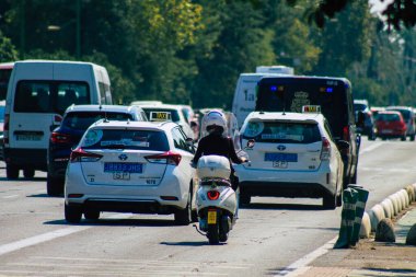 Sevilla İspanya 28 Eylül 2021 Sevilla caddelerinde trafik sıkışıklığı, sembolik bir şehir ve Endülüs Bölgesi 'nin başkenti, İspanya' nın güneyinde