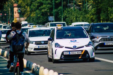 Sevilla İspanya 28 Eylül 2021 Sevilla caddelerinde trafik sıkışıklığı, sembolik bir şehir ve Endülüs Bölgesi 'nin başkenti, İspanya' nın güneyinde