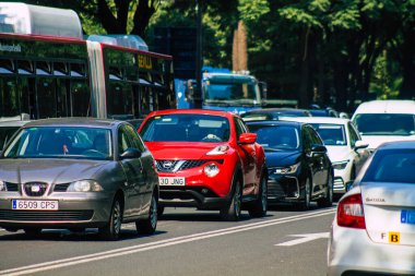 Sevilla İspanya 28 Eylül 2021 Sevilla caddelerinde trafik sıkışıklığı, sembolik bir şehir ve Endülüs Bölgesi 'nin başkenti, İspanya' nın güneyinde