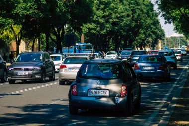 Sevilla İspanya 28 Eylül 2021 Sevilla caddelerinde trafik sıkışıklığı, sembolik bir şehir ve Endülüs Bölgesi 'nin başkenti, İspanya' nın güneyinde