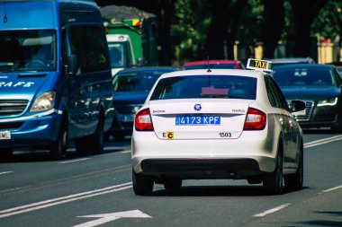 Sevilla İspanya 28 Eylül 2021 Sevilla caddelerinde trafik sıkışıklığı, sembolik bir şehir ve Endülüs Bölgesi 'nin başkenti, İspanya' nın güneyinde