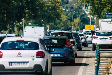 Sevilla İspanya 28 Eylül 2021 Sevilla caddelerinde trafik sıkışıklığı, sembolik bir şehir ve Endülüs Bölgesi 'nin başkenti, İspanya' nın güneyinde
