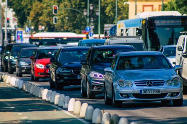 Sevilla İspanya 28 Eylül 2021 Sevilla caddelerinde trafik sıkışıklığı, sembolik bir şehir ve Endülüs Bölgesi 'nin başkenti, İspanya' nın güneyinde