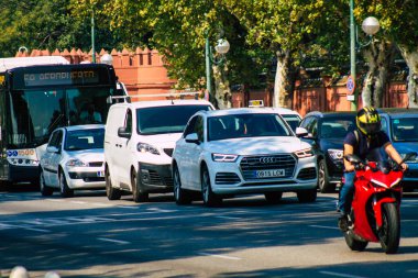 Sevilla İspanya 28 Eylül 2021 Sevilla caddelerinde trafik sıkışıklığı, sembolik bir şehir ve Endülüs Bölgesi 'nin başkenti, İspanya' nın güneyinde