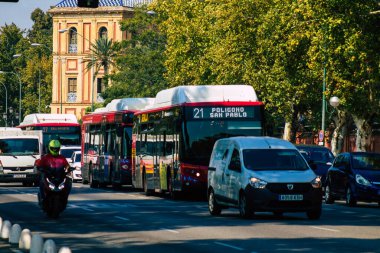 Sevilla İspanya 28 Eylül 2021 Sevilla caddelerinde trafik sıkışıklığı, sembolik bir şehir ve Endülüs Bölgesi 'nin başkenti, İspanya' nın güneyinde
