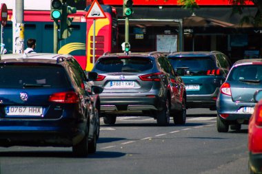 Sevilla İspanya 28 Eylül 2021 Sevilla caddelerinde trafik sıkışıklığı, sembolik bir şehir ve Endülüs Bölgesi 'nin başkenti, İspanya' nın güneyinde