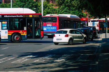 Sevilla İspanya 28 Eylül 2021 Sevilla caddelerinde trafik sıkışıklığı, sembolik bir şehir ve Endülüs Bölgesi 'nin başkenti, İspanya' nın güneyinde