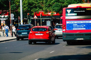 Sevilla İspanya 28 Eylül 2021 Sevilla caddelerinde trafik sıkışıklığı, sembolik bir şehir ve Endülüs Bölgesi 'nin başkenti, İspanya' nın güneyinde