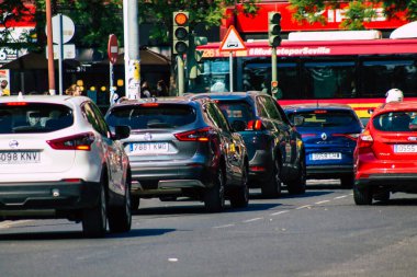 Sevilla İspanya 28 Eylül 2021 Sevilla caddelerinde trafik sıkışıklığı, sembolik bir şehir ve Endülüs Bölgesi 'nin başkenti, İspanya' nın güneyinde