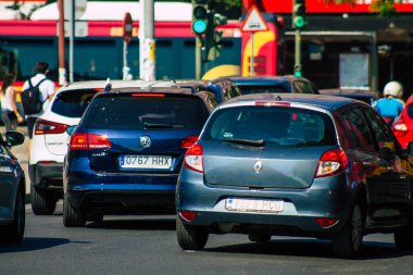 Sevilla İspanya 28 Eylül 2021 Sevilla caddelerinde trafik sıkışıklığı, sembolik bir şehir ve Endülüs Bölgesi 'nin başkenti, İspanya' nın güneyinde