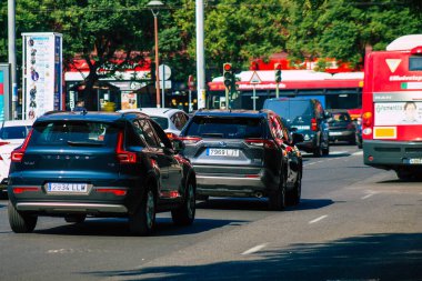Sevilla İspanya 28 Eylül 2021 Sevilla caddelerinde trafik sıkışıklığı, sembolik bir şehir ve Endülüs Bölgesi 'nin başkenti, İspanya' nın güneyinde