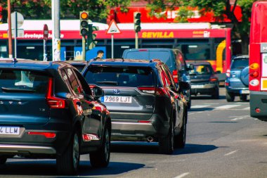 Sevilla İspanya 28 Eylül 2021 Sevilla caddelerinde trafik sıkışıklığı, sembolik bir şehir ve Endülüs Bölgesi 'nin başkenti, İspanya' nın güneyinde