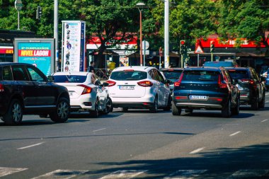 Sevilla İspanya 28 Eylül 2021 Sevilla caddelerinde trafik sıkışıklığı, sembolik bir şehir ve Endülüs Bölgesi 'nin başkenti, İspanya' nın güneyinde