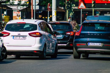 Sevilla İspanya 28 Eylül 2021 Sevilla caddelerinde trafik sıkışıklığı, sembolik bir şehir ve Endülüs Bölgesi 'nin başkenti, İspanya' nın güneyinde
