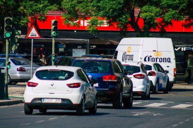 Sevilla İspanya 28 Eylül 2021 Sevilla caddelerinde trafik sıkışıklığı, sembolik bir şehir ve Endülüs Bölgesi 'nin başkenti, İspanya' nın güneyinde