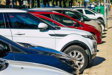 Seville İspanya 28 Eylül 2021 İspanya 'nın güneyinde, sembolik bir şehir ve Endülüs Bölgesi' nin başkenti olan Seville sokaklarında park halindedir.