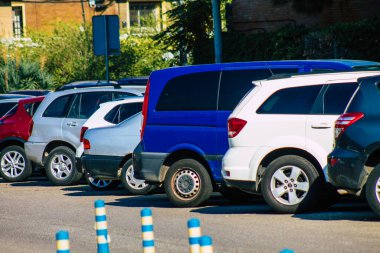 Seville İspanya 28 Eylül 2021 İspanya 'nın güneyinde, sembolik bir şehir ve Endülüs Bölgesi' nin başkenti olan Seville sokaklarında park halindedir.