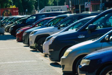 Seville İspanya 28 Eylül 2021 İspanya 'nın güneyinde, sembolik bir şehir ve Endülüs Bölgesi' nin başkenti olan Seville sokaklarında park halindedir.