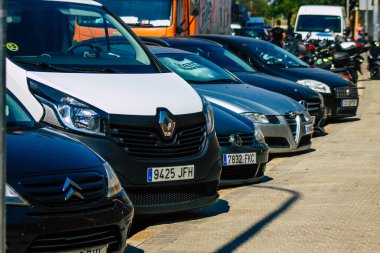 Seville İspanya 28 Eylül 2021 İspanya 'nın güneyinde, sembolik bir şehir ve Endülüs Bölgesi' nin başkenti olan Seville sokaklarında park halindedir.