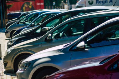 Seville İspanya 28 Eylül 2021 İspanya 'nın güneyinde, sembolik bir şehir ve Endülüs Bölgesi' nin başkenti olan Seville sokaklarında park halindedir.