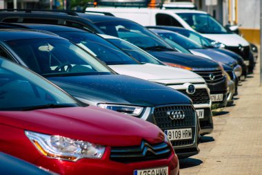 Seville İspanya 28 Eylül 2021 İspanya 'nın güneyinde, sembolik bir şehir ve Endülüs Bölgesi' nin başkenti olan Seville sokaklarında park halindedir.