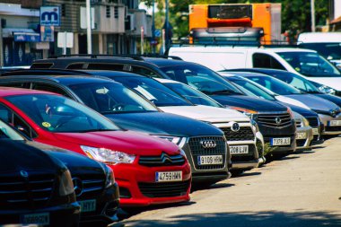 Seville İspanya 28 Eylül 2021 İspanya 'nın güneyinde, sembolik bir şehir ve Endülüs Bölgesi' nin başkenti olan Seville sokaklarında park halindedir.