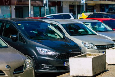 Seville İspanya 28 Eylül 2021 İspanya 'nın güneyinde, sembolik bir şehir ve Endülüs Bölgesi' nin başkenti olan Seville sokaklarında park halindedir.