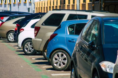 Seville İspanya 28 Eylül 2021 İspanya 'nın güneyinde, sembolik bir şehir ve Endülüs Bölgesi' nin başkenti olan Seville sokaklarında park halindedir.