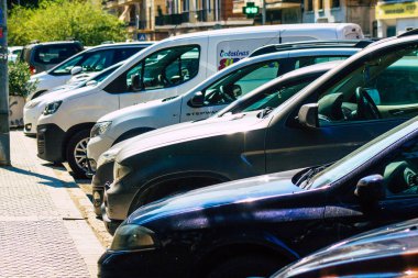 Seville İspanya 28 Eylül 2021 İspanya 'nın güneyinde, sembolik bir şehir ve Endülüs Bölgesi' nin başkenti olan Seville sokaklarında park halindedir.