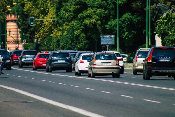 Sevilla İspanya 28 Eylül 2021 Sevilla caddelerinde trafik sıkışıklığı, sembolik bir şehir ve Endülüs Bölgesi 'nin başkenti, İspanya' nın güneyinde