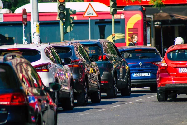 Sevilla İspanya 28 Eylül 2021 Sevilla caddelerinde trafik sıkışıklığı, sembolik bir şehir ve Endülüs Bölgesi 'nin başkenti, İspanya' nın güneyinde