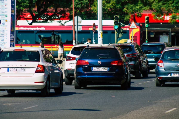 Sevilla İspanya 28 Eylül 2021 Sevilla caddelerinde trafik sıkışıklığı, sembolik bir şehir ve Endülüs Bölgesi 'nin başkenti, İspanya' nın güneyinde