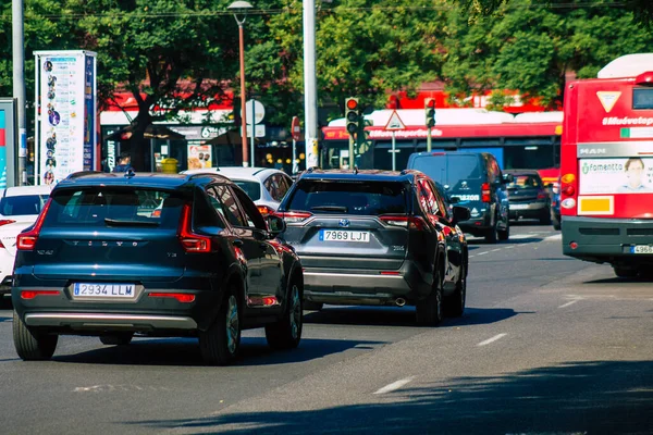 Sevilla İspanya 28 Eylül 2021 Sevilla caddelerinde trafik sıkışıklığı, sembolik bir şehir ve Endülüs Bölgesi 'nin başkenti, İspanya' nın güneyinde