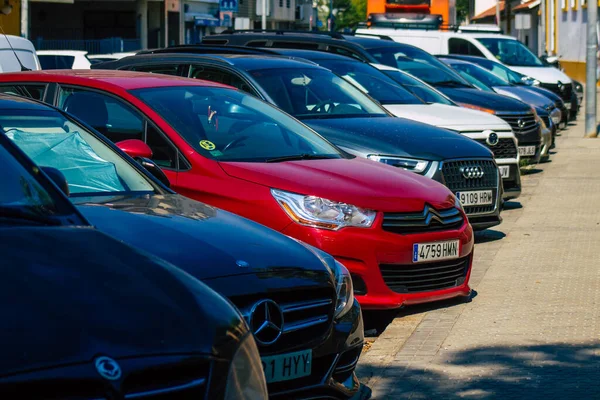 Seville İspanya 28 Eylül 2021 İspanya 'nın güneyinde, sembolik bir şehir ve Endülüs Bölgesi' nin başkenti olan Seville sokaklarında park halindedir.