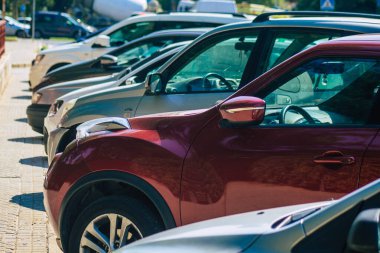 Seville İspanya 28 Eylül 2021 İspanya 'nın güneyinde, sembolik bir şehir ve Endülüs Bölgesi' nin başkenti olan Seville sokaklarında park halindedir.