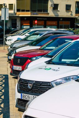 Seville İspanya 28 Eylül 2021 İspanya 'nın güneyinde, sembolik bir şehir ve Endülüs Bölgesi' nin başkenti olan Seville sokaklarında park halindedir.