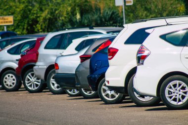 Seville İspanya 28 Eylül 2021 İspanya 'nın güneyinde, sembolik bir şehir ve Endülüs Bölgesi' nin başkenti olan Seville sokaklarında park halindedir.