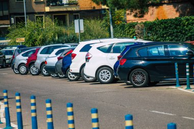 Seville İspanya 28 Eylül 2021 İspanya 'nın güneyinde, sembolik bir şehir ve Endülüs Bölgesi' nin başkenti olan Seville sokaklarında park halindedir.