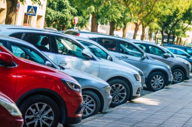 Seville İspanya 28 Eylül 2021 İspanya 'nın güneyinde, sembolik bir şehir ve Endülüs Bölgesi' nin başkenti olan Seville sokaklarında park halindedir.