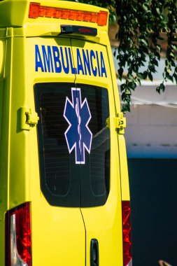 Seville İspanya 28 Eylül 2021 'de Seville sokaklarında Coronavirus salgını sırasında İspanya' yı vuran ambulans maskeli araç kullanmak zorunludur.