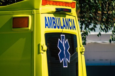 Seville İspanya 28 Eylül 2021 'de Seville sokaklarında Coronavirus salgını sırasında İspanya' yı vuran ambulans maskeli araç kullanmak zorunludur.