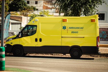 Seville İspanya 28 Eylül 2021 'de Seville sokaklarında Coronavirus salgını sırasında İspanya' yı vuran ambulans maskeli araç kullanmak zorunludur.