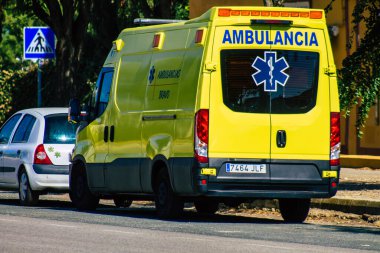 Seville İspanya 28 Eylül 2021 'de Seville sokaklarında Coronavirus salgını sırasında İspanya' yı vuran ambulans maskeli araç kullanmak zorunludur.