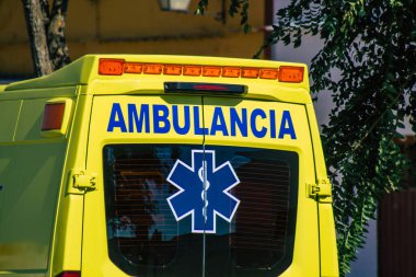 Seville İspanya 28 Eylül 2021 'de Seville sokaklarında Coronavirus salgını sırasında İspanya' yı vuran ambulans maskeli araç kullanmak zorunludur.